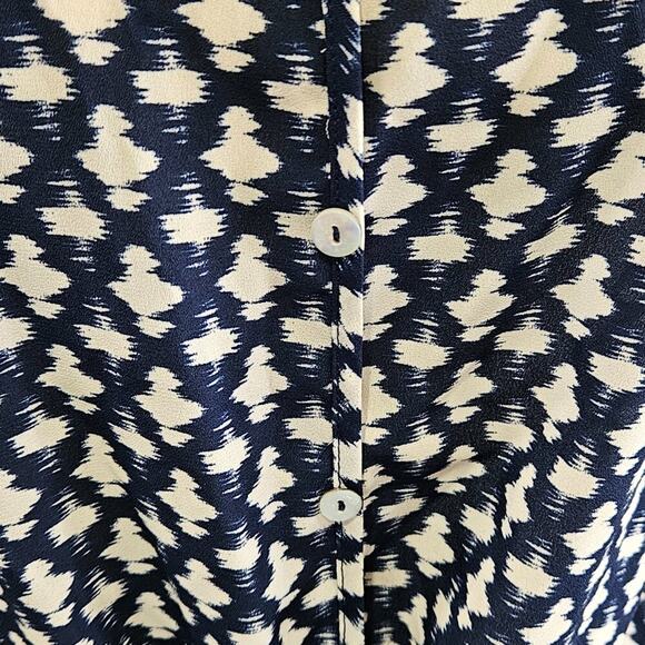 West Kei Sleeveless‎ Blue and White Twist Front Top Size M - Picture 4 of 7